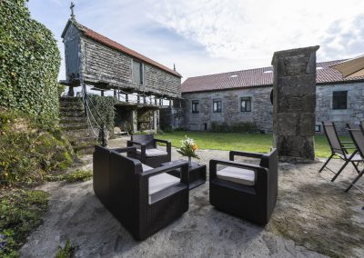 Zona chill en el exterior de la casa rural A Canteira en Vimianzo A Coruña Galicia