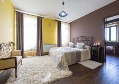 Habitación suite con baño y jacuzzi de Casa A Canteira en Vimianzo, A Coruña (Galicia)