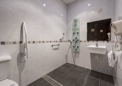 Baño adaptado para personas con movilidad reducida de Casa A Canteira en Vimianzo, A Coruña (Galicia)