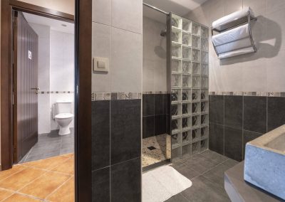 Baño con mampara de pavés en la planta baja de Casa A Canteira en Vimianzo, A Coruña (Galicia)