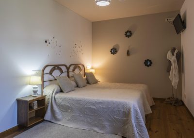 Habitación beige con camas dobles en la planta superior de Casa A Canteira en Vimianzo, A Coruña (Galicia)