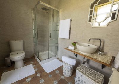 Baño blanco estilo barroco en la planta superior de Casa A Canteira en Vimianzo, A Coruña (Galicia)