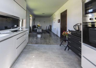 Salón comedor con cocina en la planta superior de Casa A Canteira en Vimianzo, A Coruña (Galicia)