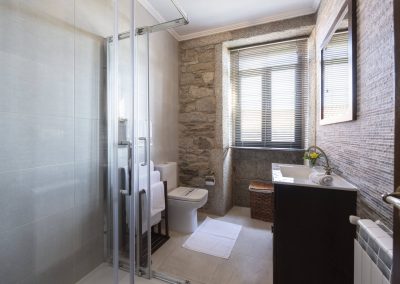 Baño rústico de madera en la planta superior de la Casa A Canteira en Vimianzo, A Coruña (Galicia)