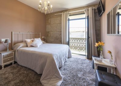 Habitación con balcón en la planta superior de Casa A Canteira en Vimianzo, A Coruña (Galicia)