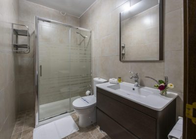 Baño de color marrón en la planta superior de Casa A Canteira en Vimianzo, A Coruña (Galicia)