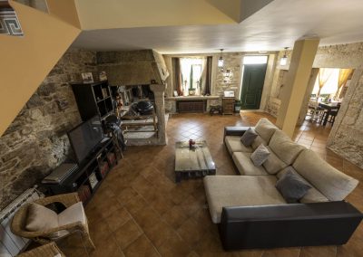 Salón con chimenea de la planta baja de Casa A Canteira en Vimianzo, A Coruña (Galicia)