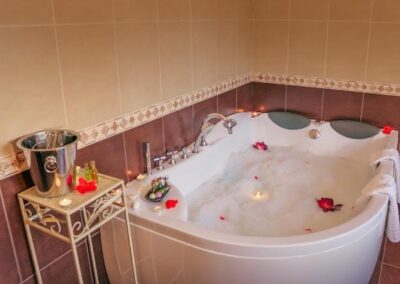 Baño con jacuzzi en la habitación suite de Casa A Canteira en Vimianzo, A Coruña (Galicia)