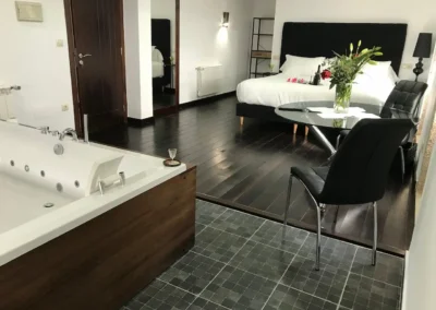 Habitación suite XL con cama de 2 metros y bañera hidromasaje